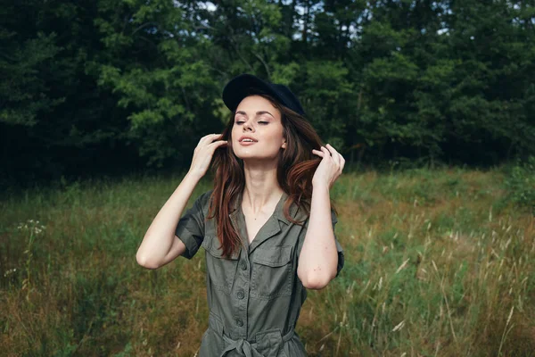 Женщина в лесу Зеленый комбинезон закрытые глаза прелесть природы — стоковое фото