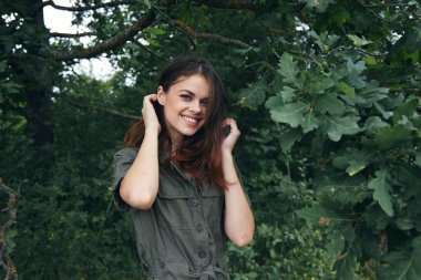 Ormandaki kadın Ağaçlar taze hava gülümsemesi yeşil yapraklar 