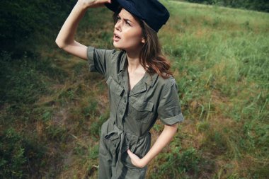 Ormandaki kadın yeşil tulum ağaçlarında şaşırmış bir ifadeyle yukarı bakıyor. 