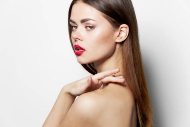 Çekici kadın çıplak sırt makyajına dokunur. 