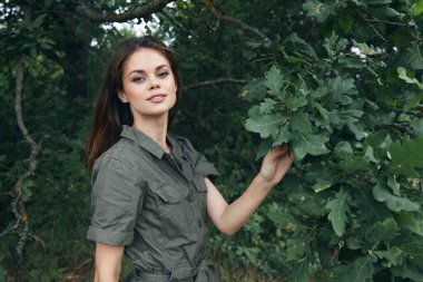 Ormandaki kadın taze hava yeşil yapraklar doğayı gezer. 