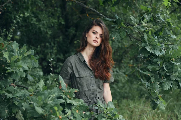Portrét ženy, dívající se před sebe do lesa — Stock fotografie