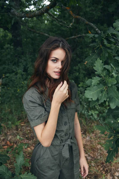 Mujer en el bosque Atractivo look traje verde aire fresco hojas verdes —  Fotos de Stock