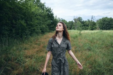 Doğadaki kadın temiz havada yürümek keyifli bir görüntüdür. 