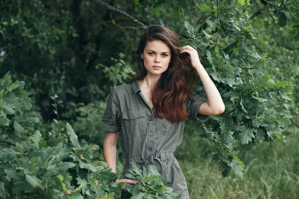 Retrato de uma mulher olhar para a frente mantém na mão no cabelo — Fotografia de Stock