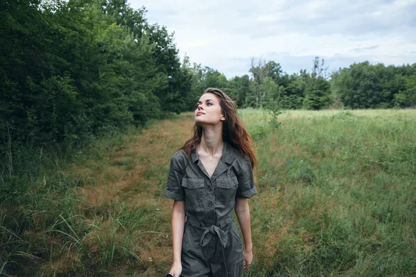 Mulher no prado Olhando para o ar fresco é deleite da natureza — Fotografia de Stock