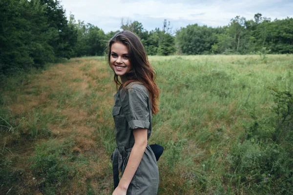 Doğadaki kadın neşeli gülümseme yeşil tulum seyahat manzarası — Stok fotoğraf