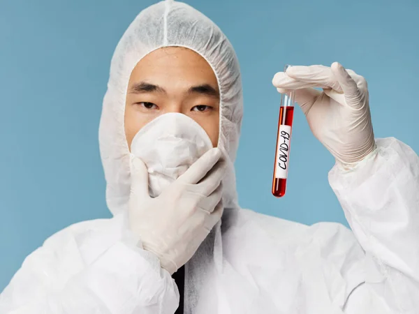 Чоловічий лаборант захисного одягу wovid-19 кров'яний тест крупним планом — стокове фото