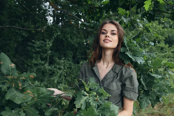 Woman in the forest Smile green leaves nature background fresh air — Stock Photo, Image