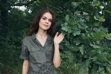 Ormandaki kadın Çekici görünüyor Gülümse yeşil yapraklar yaz