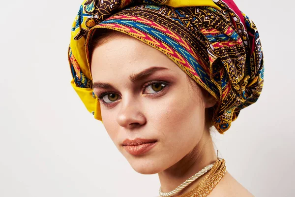 Όμορφη γυναίκα διακόσμηση ανατολίτικα ρούχα πολύχρωμα τουρμπάνι μόδας μακιγιάζ — Φωτογραφία Αρχείου
