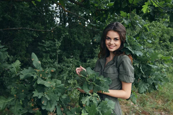 Femme dans la forêt Sourire feuilles vertes Voyage air frais — Photo