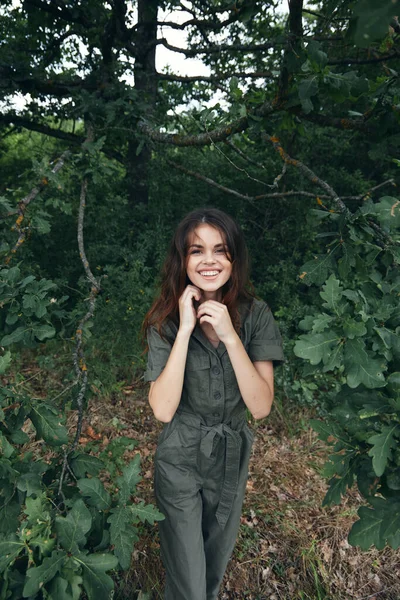 Nő az erdőben mosoly öröm utazás természet friss levegő — Stock Fotó