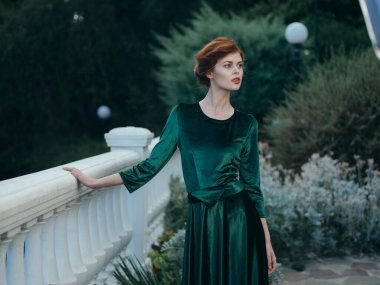 Zarif kadın yeşil elbise mimarisi yeşil yapraklar lüks modeller.