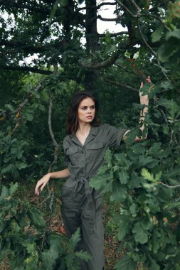 Ormandaki kadın yeşil tulum doğanın dinlenme ağaçları 