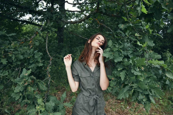 Γυναίκα στο δάσος Υπάρχει καθαρός αέρας κοντά στο δέντρο καλοκαίρι — Φωτογραφία Αρχείου