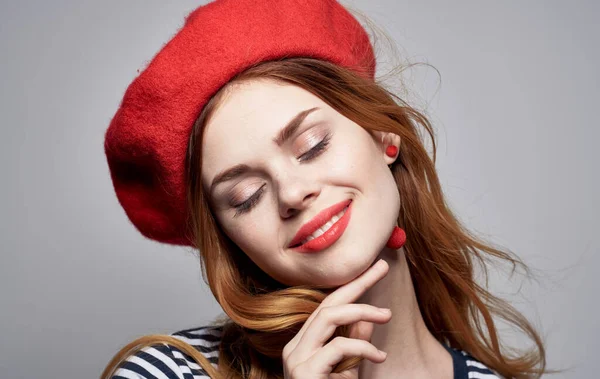 Romantique français femme avec lumineux maquillage boucles d'oreilles rouge coiffe portrait modèle — Photo