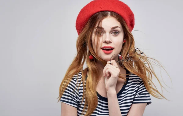Frenchwoman en un sombrero rojo y en una camiseta a rayas gafas modelo retrato de cerca —  Fotos de Stock