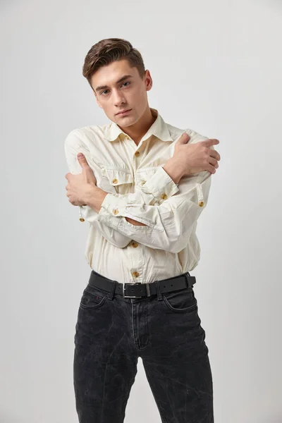 Jóképű férfi fehér ingben keresztbe tette a karját előtte elegáns életmód önbizalom — Stock Fotó