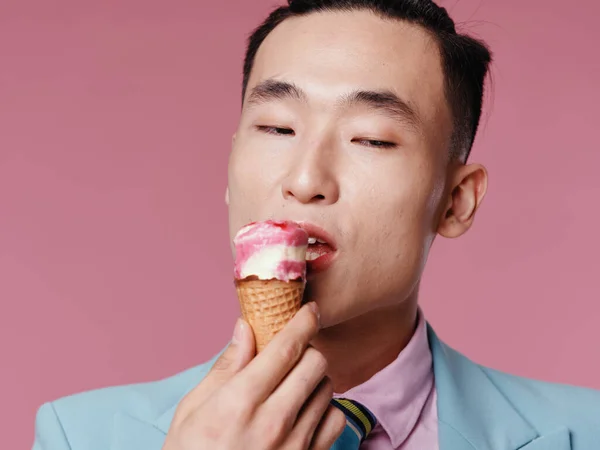 ピンクの背景にアイスクリームを手にしたスーツの男の肖像画 — ストック写真