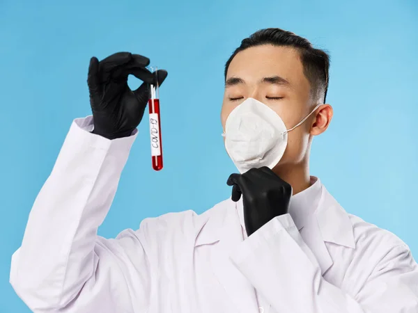 Людина з азіатської зовнішності Лабораторна діагностика крові — стокове фото