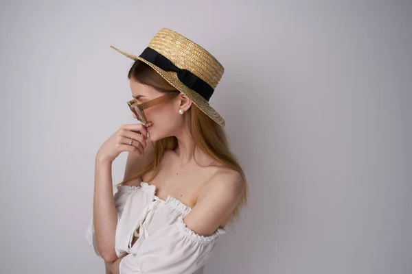 Attraktiv kvinna fashionabla glasögon hatt lyx leende — Stockfoto