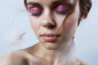 Çekici bir kadın. Çıplak omuzlar. Temiz cilt.