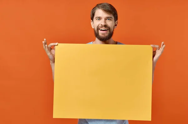 Erkek pazarlama afişi reklam modeli turuncu kağıt maketi — Stok fotoğraf