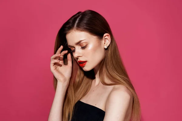 Vacker kvinna som håller hår charm röda läppar isolerad bakgrund — Stockfoto