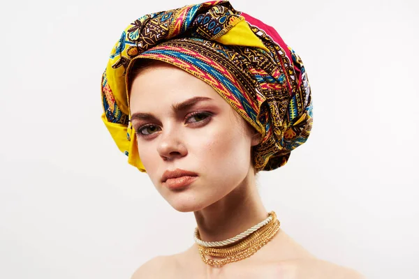 Vacker kvinna i flerfärgad turban dekoration närbild — Stockfoto