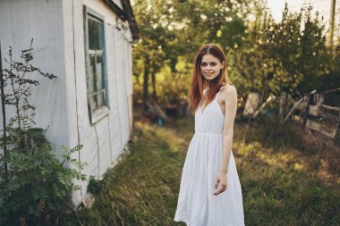 Kadın bina yakınında tatil modeli kırsal yaşam tarzında.