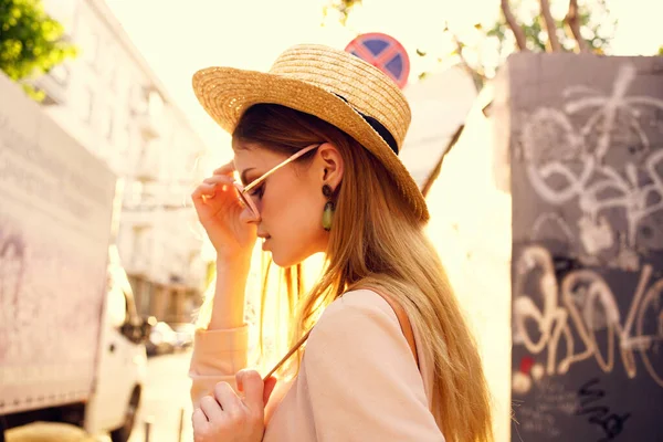 Elegancka kobieta na świeżym powietrzu chodzić styl życia miejski słoneczny dzień — Zdjęcie stockowe