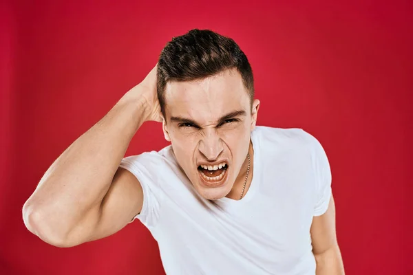 Man i vit t-shirt känslor missnöjd ansiktsuttryck isolerad bakgrund — Stockfoto