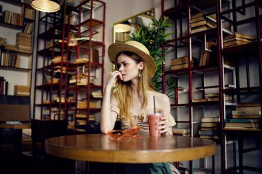 Kafe kitaplarındaki güzel kadın yaşam tarzı okuması