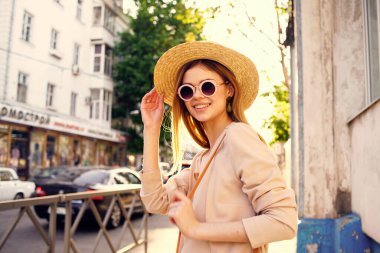 Neşeli bir kadın şehir dışında geziyor.