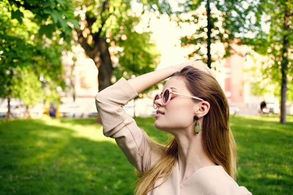 Vacker kvinna i mörka runda glasögon och sommarsemester i parken — Stockfoto