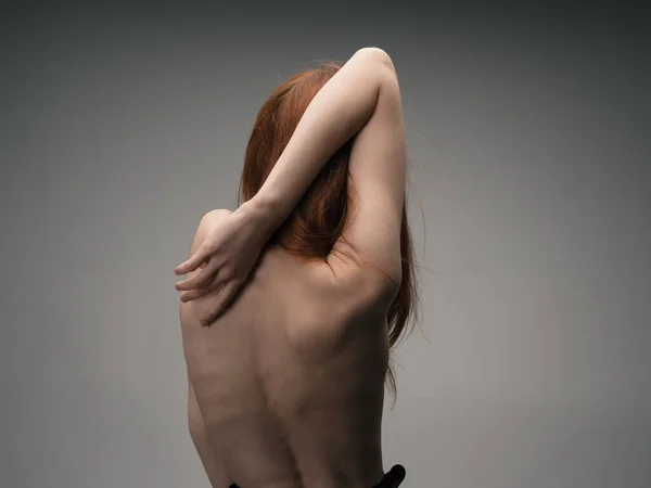女人抱着自己用手背看裸体背影模特 — 图库照片