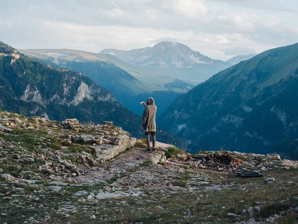 Rückenansicht eines Mannes in warmer Kleidung in den Bergen in der Natur — Stockfoto