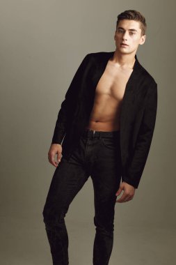 Yakışıklı, modaya uygun, siyah gömlekli, kendine güvenen, çekici bir adam.