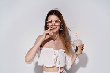 Neşeli güzel kadın gözlükleri dekorasyon lüks cam peçete eğlence modeli