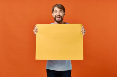 Erkek pazarlama afişi reklam modeli turuncu kağıt maketi