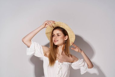 Zarif bir şapkası olan güzel bir kadın. Stüdyo ışığı arka planı.