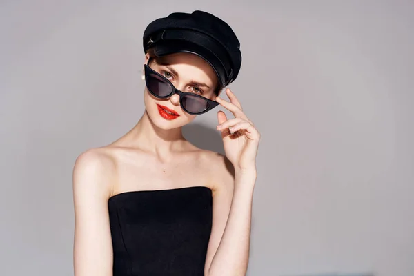 Красивая женщина модная одежда темные очки красные губы вечернее платье — стоковое фото