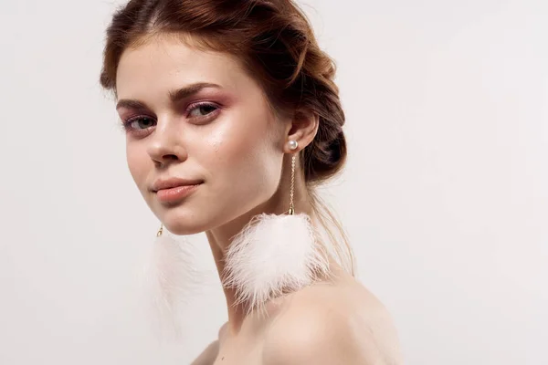 Mooie vrouw heldere make-up naakte schouders heldere huid frisheid charme — Stockfoto