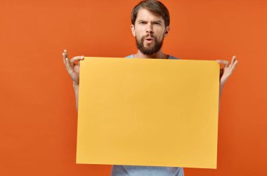 Erkek pazarlama afişi reklam modeli turuncu kağıt maketi