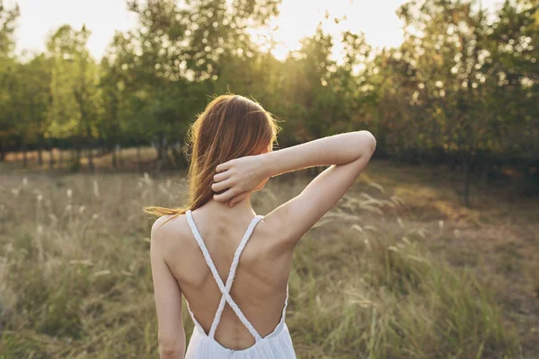 Mujer en un prado en la naturaleza y árboles de verano modelo de vacaciones sol —  Fotos de Stock