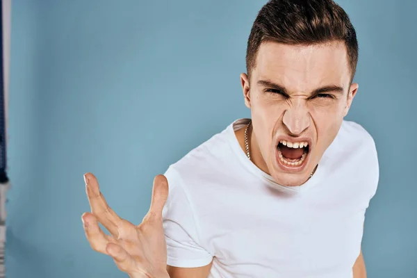 Emotivní nespokojenost muž oříznutý pohled bílá tričko modré pozadí — Stock fotografie