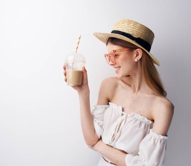 Çekici, modaya uygun kadın gözlükleri. Cazibeli, hafif arka plan.