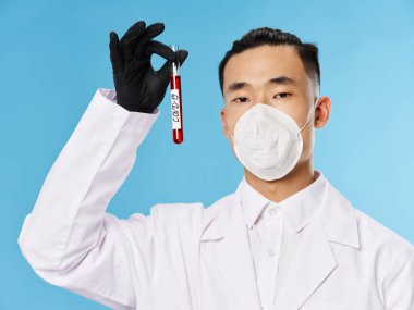 Asya erkek koruyucu maske kan testi siyah eldiven coronavirüsü