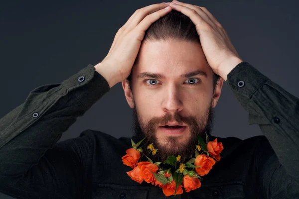 Hombre flores decoración en barba emociones negro fondo — Foto de Stock